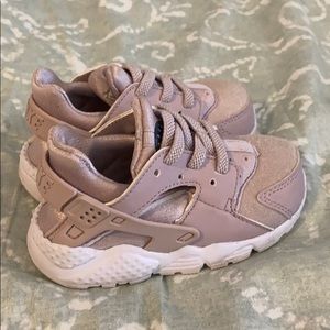 Toddler Girls Huarache Nike Sneakers, Size 6